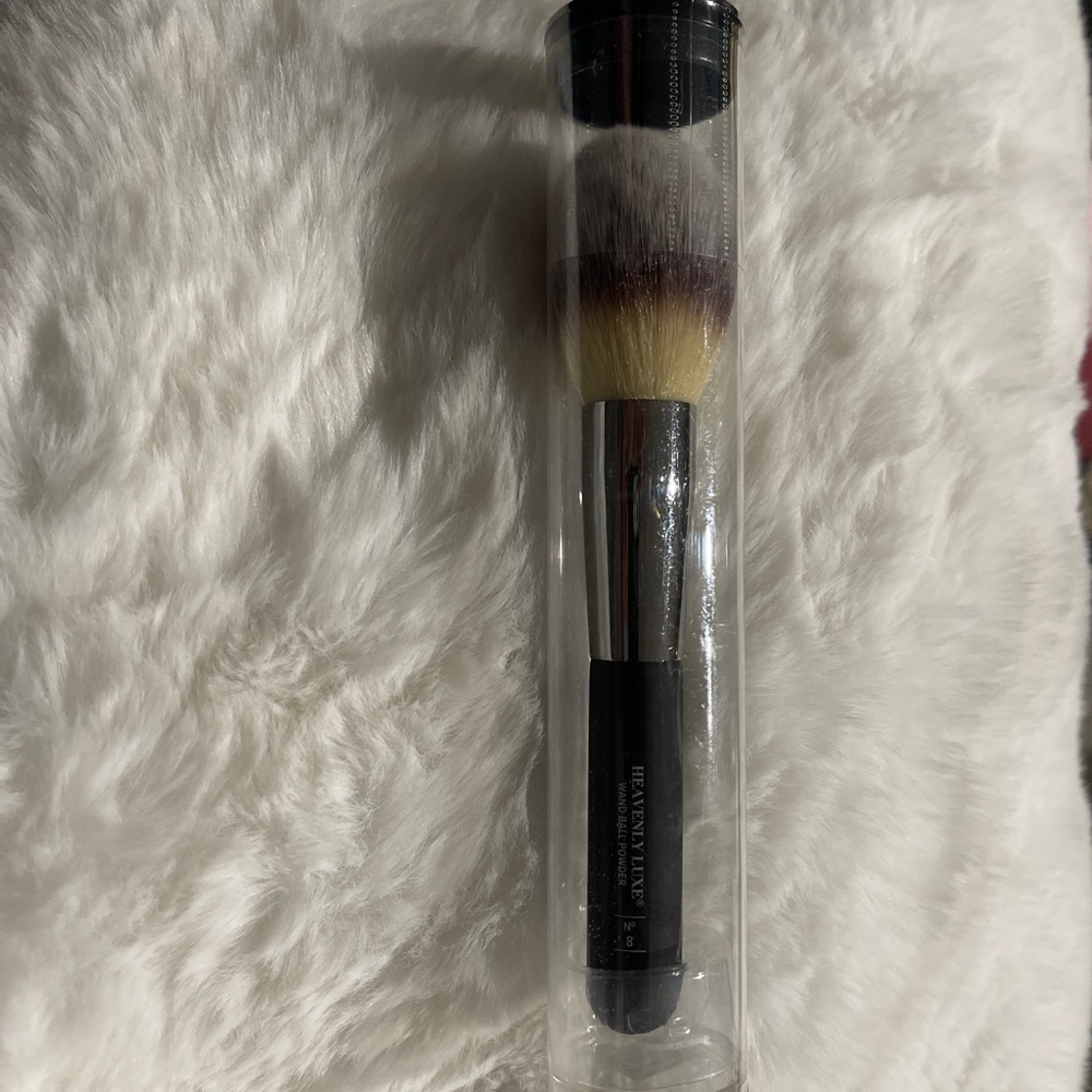 NEW it Cosmetics Heavenly Luxe Wand Ball Powder Brush No. 8. - Picture 3 of 3